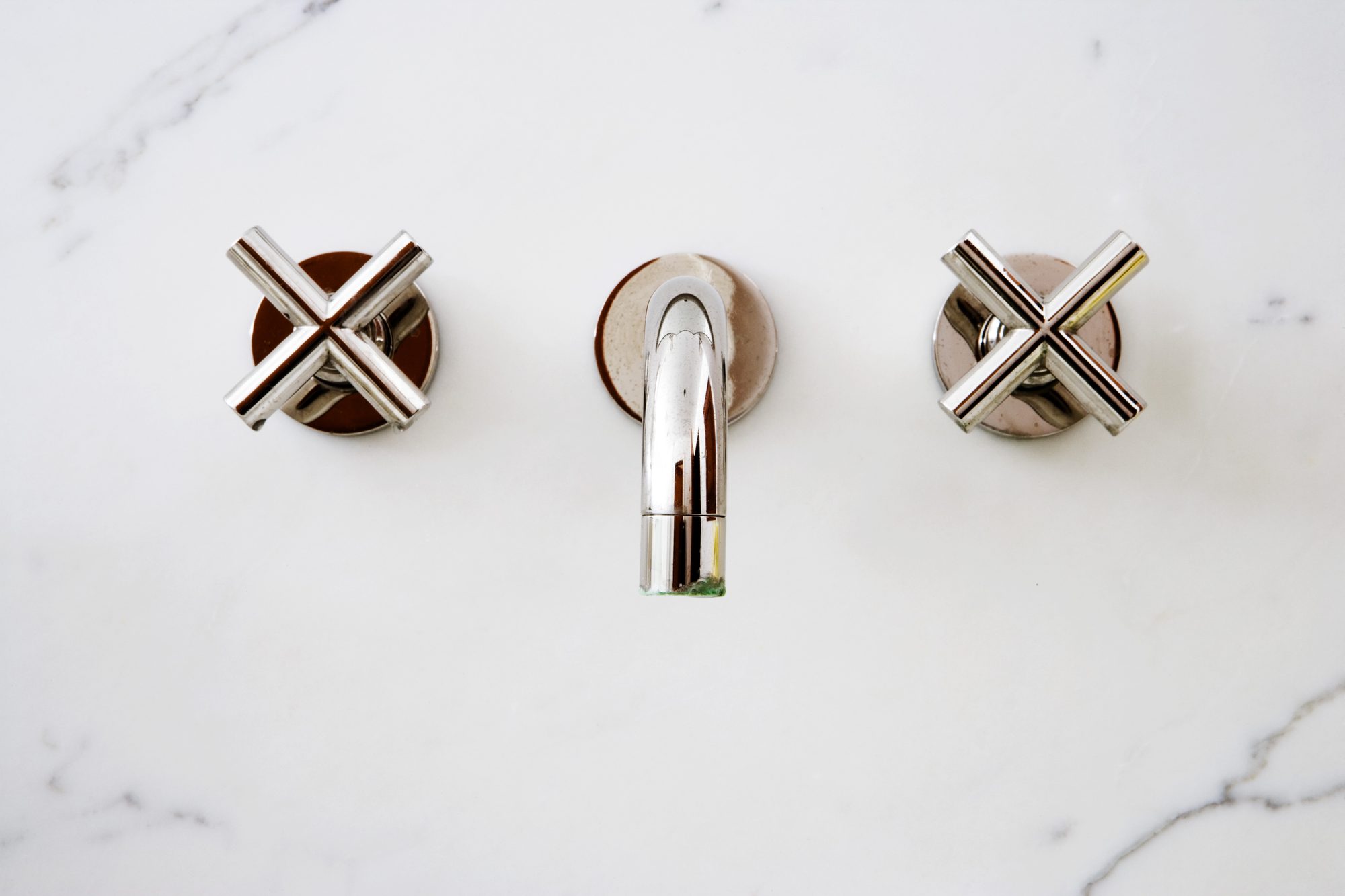 Round mirrors above wall-mounted faucets — a bathroom finishing detail